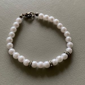 Small faux pearl bracelet